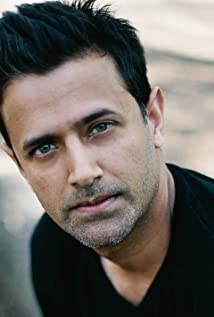 How tall is Navin Chowdhry?